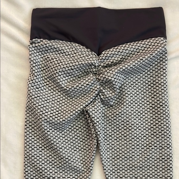Stylish Butt Lift Gray and White Ruched Gym Leggings Size Medium - Picture 5 of 7